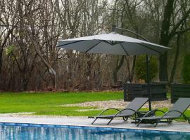 Badash Tiny Village - Tiny Houses with Heated Pool & BBQ, Hotel in Polovragi