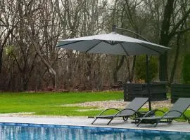 Badash Tiny Village - Tiny Houses with Heated Pool & BBQ