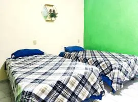 HABITACION TRIPLE EN CASA PARTICULAR FRENTE A PLAZA FORUM Y CENTRO DE CONVENCIONEs