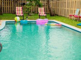 4-bedroom pool house in peaceful Sunrise with AC, WiFi, King bed โรงแรมในซันไรส์