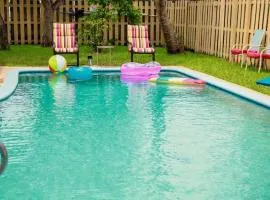 4-bedroom pool house in peaceful Sunrise with AC, WiFi, King bed