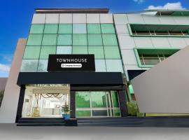 Super Townhouse Mohali Bus Terminal Formerly Hotel Hm Crystal, hotel sa Mohali