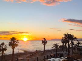 Beachfront studio with sea views – hotel w mieście Torrox Costa