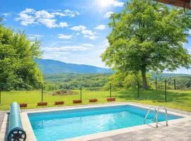 Green View Holiday Home With Pool - Happy Rentals