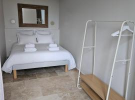 Château de la Follie Le Berne โรงแรมในปิแอร์ฟงด์