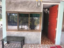 Green moon Home stay 54 with Fan, hotel i Buri Ram