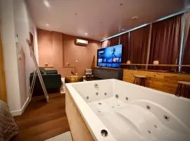 Colline, La suite jacuzzi cinéma privé