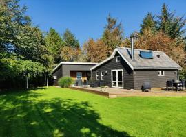 Home Near Beach With Wilderness Bath, hotel v mestu Sindrup