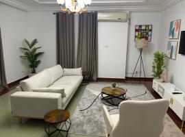 Luxury Apartment in Ominisport, Yaoundé - Fast Wi-Fi - Secure - Long & Short Stays, Hotel in Jaunde