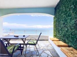 Beachfront summer house, hotel v destinaci Dhervénion
