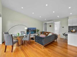 Luxurious 3-Bedroom Townhouse in Charming Maidstone 7 KM TO CBD, מלון בBraybrook