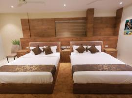 Raravies family restaurent, Hotel in Chāvasseri