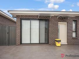 Lovely Studio Close to Cabramatta & Liverpool City, Hotel in Cabramatta