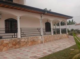 Lou et Hans Deluxe โรงแรมในยาอุนเด