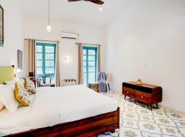 Valencia By DanCenter | 3BHK | Pvt Pool | Siolim, GOA, hotel sa Camorlim