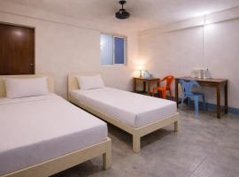 Mahadev Guest House، فندق في دوغار