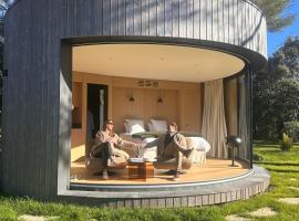 Lumipod - Haras de Castellane, отель в городе Пертюи