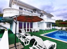 Luxury Villa Italiana with LargePanoramicSeaview and Private Pool, Hotel in Baltschik