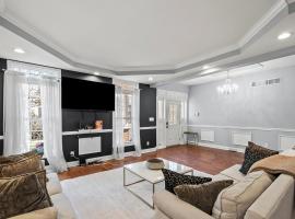 Elegant Reservoir Hill home with parking sleeps 8, khách sạn ở Baltimore