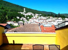 Apartment with Sunny Balcony overlooking Introdacqua, hotel din Introdacqua