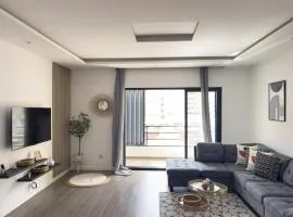 Modern 2-bdr apt with rooftop pool - LCGR