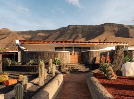 Canaryislandshost I Esencia, Hotel in Famara