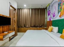 Chanakya Palm، فندق في Chhatikara