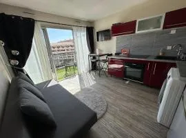 Studio avec terrasse, piscine, accès direct plage