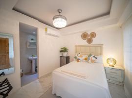 Room in Sosua center with Outdoor Jacuzzi โรงแรมในโซซัว