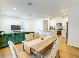 Family Getaway with Pool, 8 Mi to Lake Elsinore!, khách sạn ở Wildomar