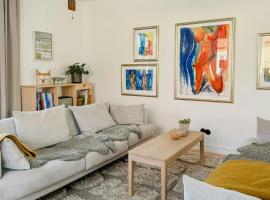 Charming Family House Near Ystad's Sandy Beaches, hotell i Köpingebro