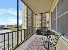 Cozy condo w screened balcony