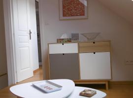 petit appartement sous combles 10 kms Lille, hotel em Prémesques