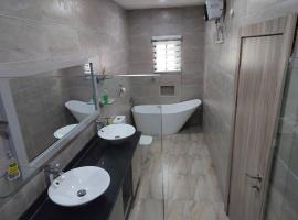 3 Bedroom home-Gated property-Security man 247-Parking for 4 vehicles-Sleeps 7, hotel v destinácii Lekki