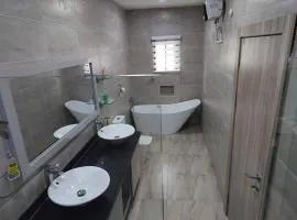 3 Bedroom home-Gated property-Security man 247-Parking for 4 vehicles-Sleeps 7