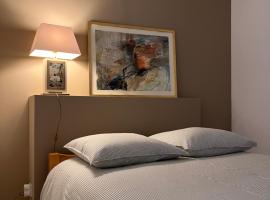 Appartement calme avec balcon hyper centre Avallon et petit dej offert, akomodasi dapur lengkap di Avallon