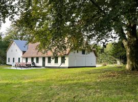 Forest Cabin With Charm And Original Details, hotel v mestu Vojens