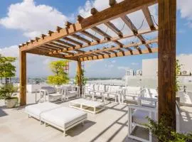 Luxury City Center Condo, Roof Top Jacuzzi
