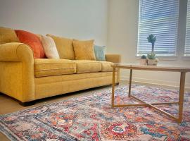 Modern & Cozy Work-Friendly Getaway with Pool & Gym, Hotel in Sherman