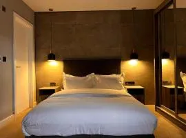 Deluxe 2-Bed Apartment on Park Square, Leeds