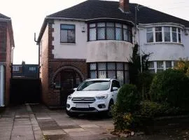 Captivating 3-Bed House in Birmingham