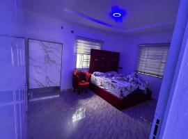 Kings & Queens Luxury Home and Suites, hotel di Mama