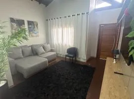 Casa com 2 vagas, ar condicionado perto da Fapi