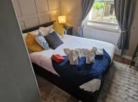 Charming 1-Bed Studio parking kitchen WiFi