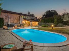 Villa Nonni in Central Istria for 4 persons with 32 m2 private pool, jacuzzi, free bikes & kids playground, hotel en Prhati