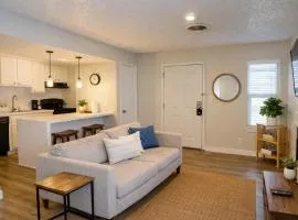 King Bed * Down Town * Comfortable Studio Apt.