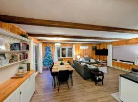 Lake front cottage 5 bedrooms bright open concept