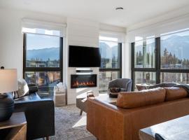 The Ridge - 3 Bedroom Condo - Roof Top Hot Tub, Hotel in Revelstoke
