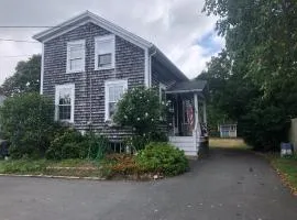 Seashell Cottage, in the Heart of Padanaram Village