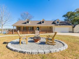 Private Dock and Hot Tub Lakefront Eufaula Escape, hotel din Eufaula